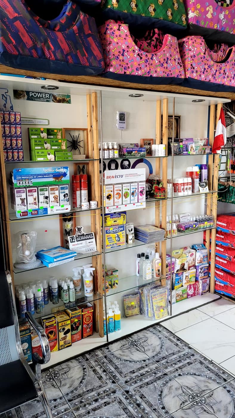 Pet shop en la veterinaria PetCam, Ica